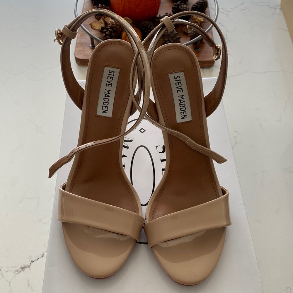 Steve Madden patent leather nude Reno sandal